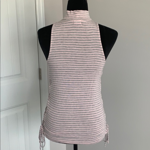 NWOT Cute sleeveless Shirt - Picture 4 of 6